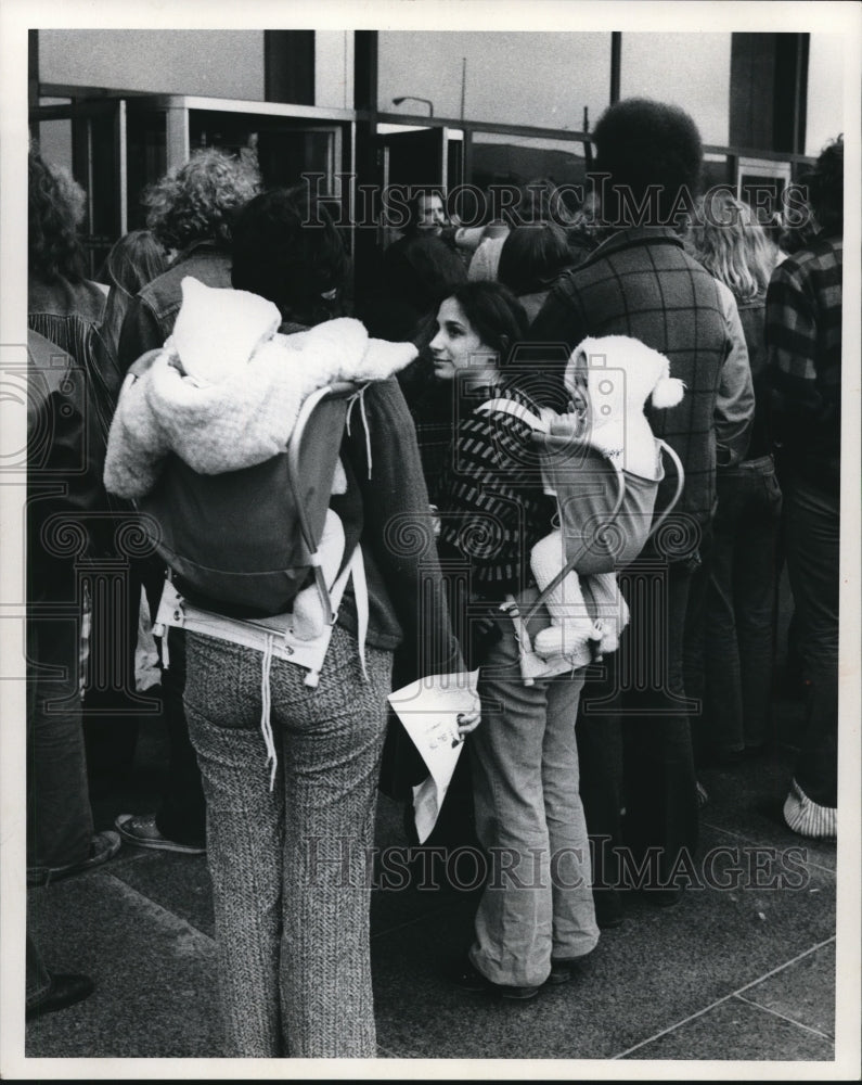 1972 Press Photo Peace Demonstrators carries their Babies at Ohio Cleveland - Historic Images