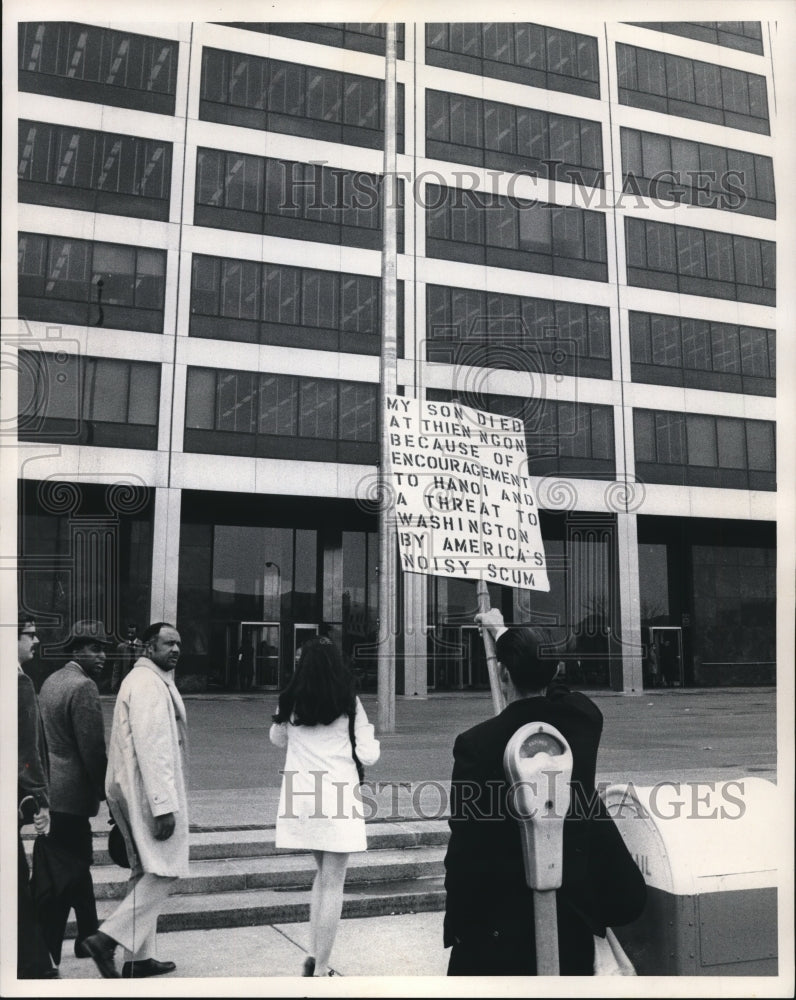 1972 Press Photo The antiwar picket in front of the Federal Building- Historic Images