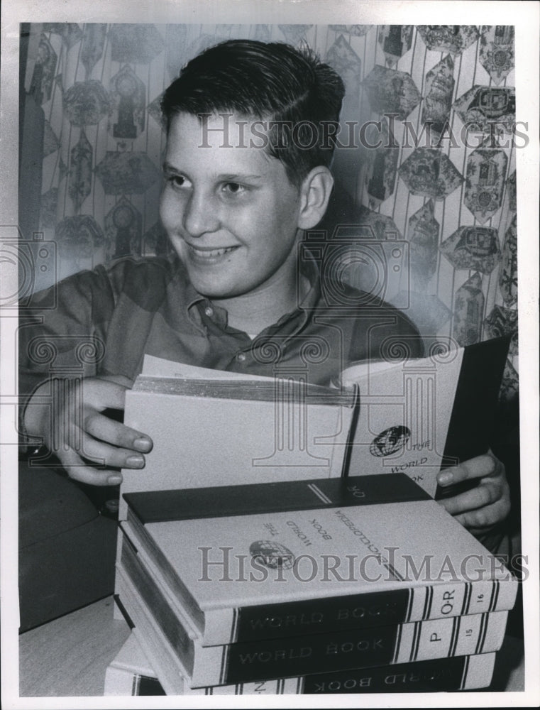 1968 Press Photo Walter Borowski with the World Book- Historic Images