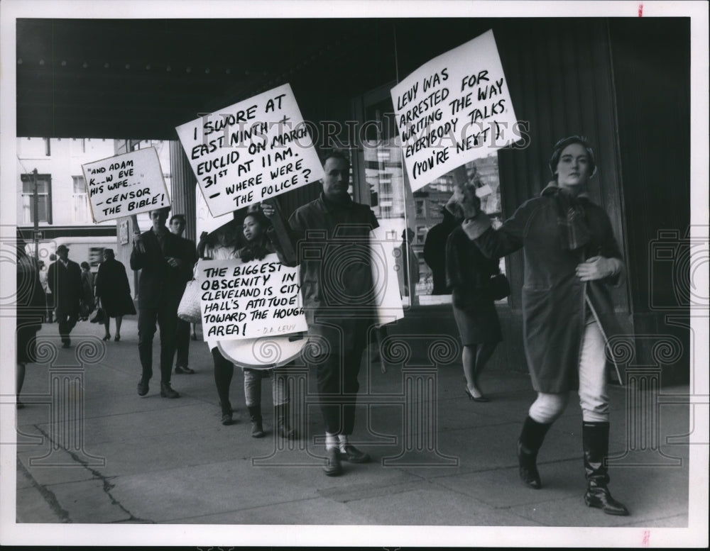 1967 Press Photo The demonstrators with the banners for the arrest of Levy- Historic Images