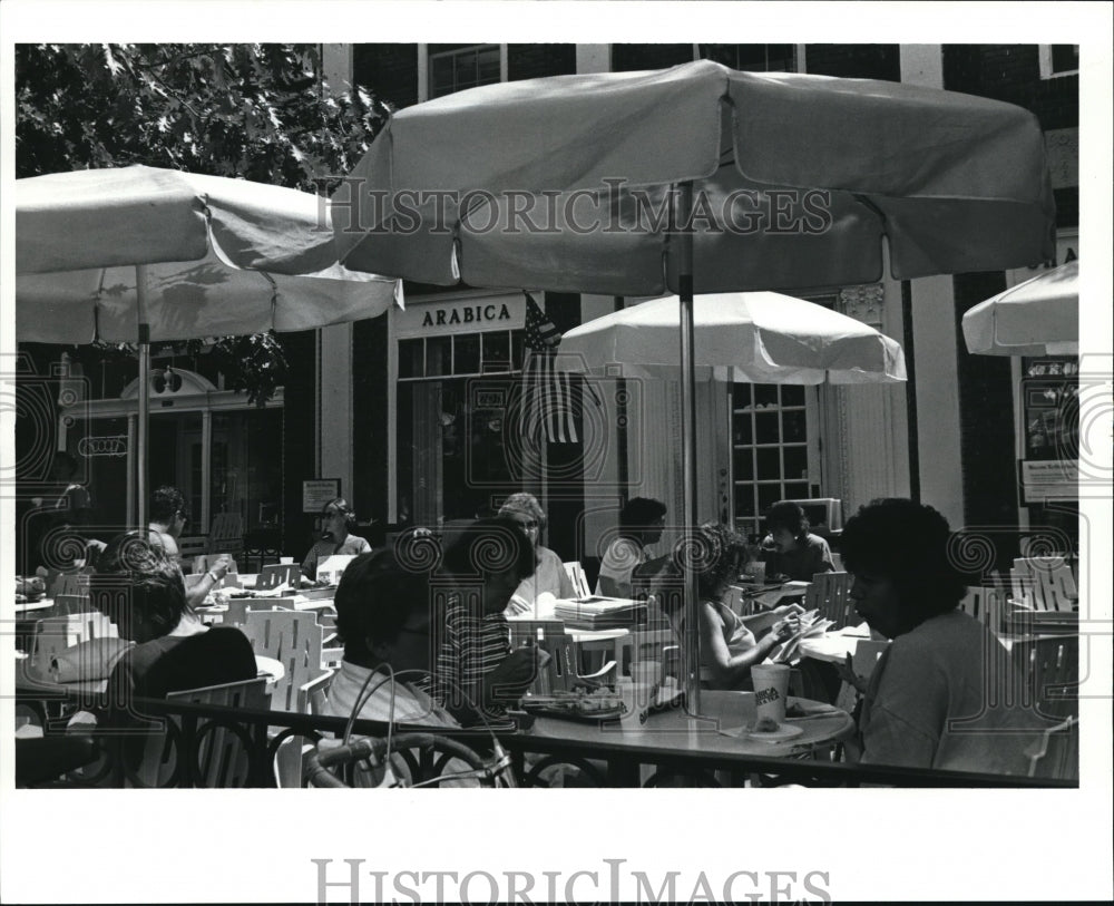 1990 Press Photo The Arabica Customers Enjoy Umbrella Shaded Tables - Historic Images