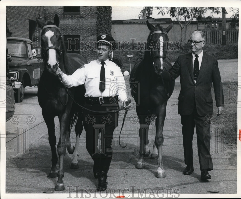 1972 Press Photo Police stables with Lt John Yezerski and Joseph R Fawcett- Historic Images