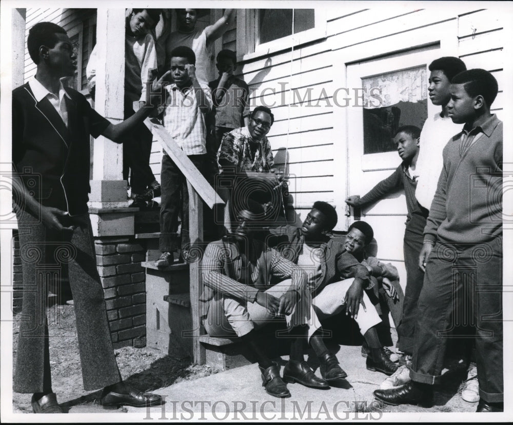 1969 Press Photo Gregory Curry leads a group discussion outside PAL&#39;s Peace ctr- Historic Images