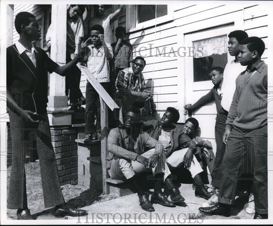 1969 Press Photo Gregory Curry leads a group discussion outside PAL's Peace ctr- Historic Images