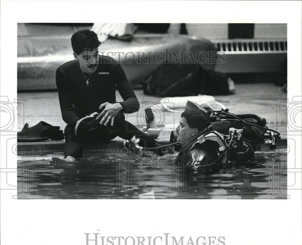 1992 Press Photo Bob Gonzalez and Bill Gutowski work on their quipment- Historic Images