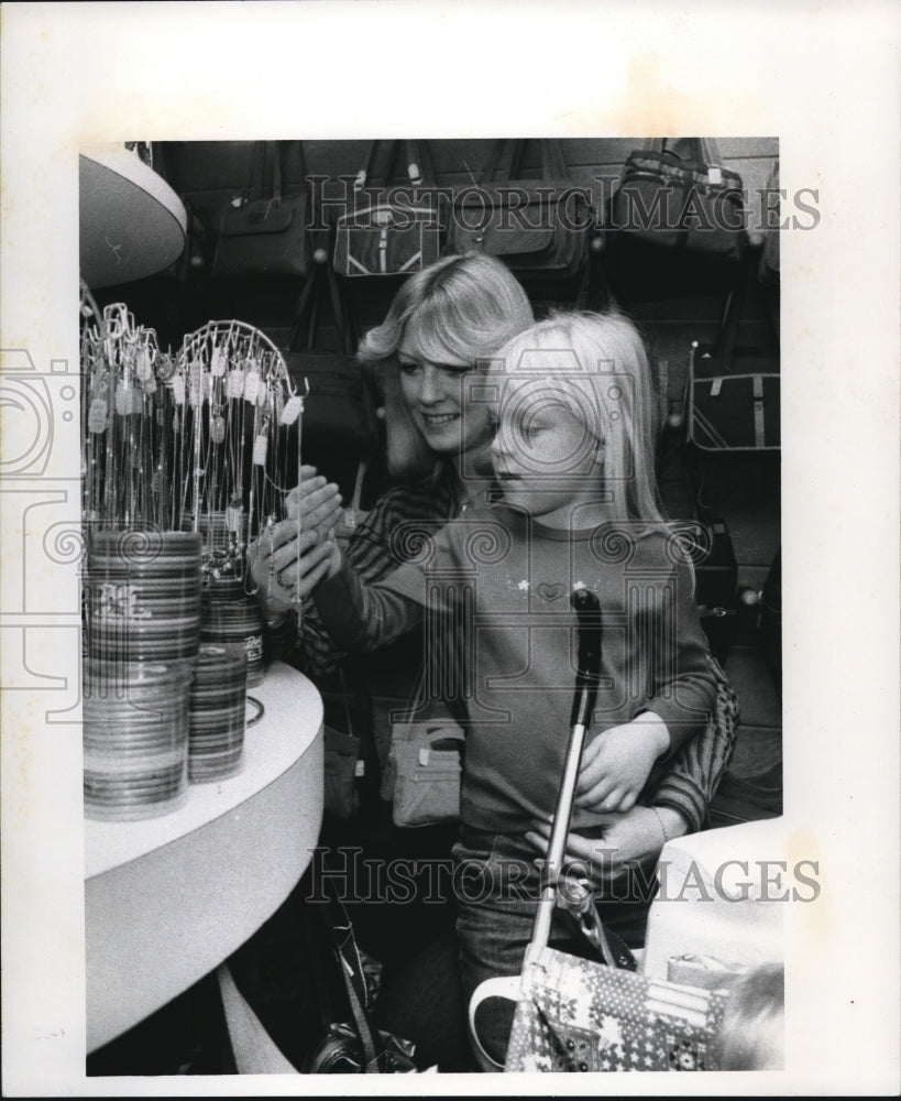 1981 Press Photo Sandy Cross with five year old Jamie at St. Claire Boutique- Historic Images