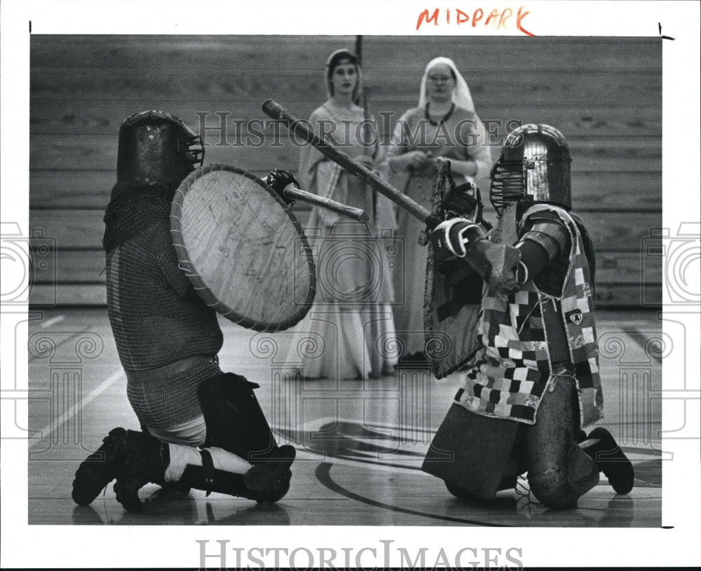 1992 Press Photo Rondthaler and Aldermoureis fight during a performance for- Historic Images