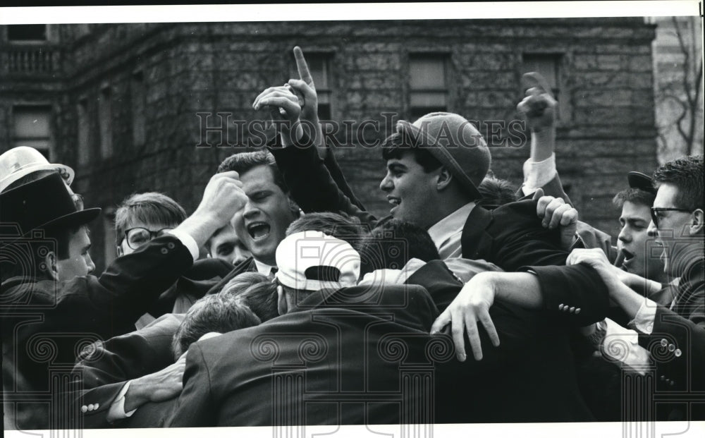 1991 Press Photo Iota Upsilon Fraternity Celebrates St. Patrick&#39;s Day- Historic Images