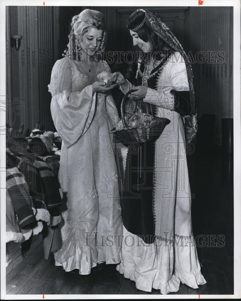 1975 Press Photo CWRU Costume Party - Historic Images