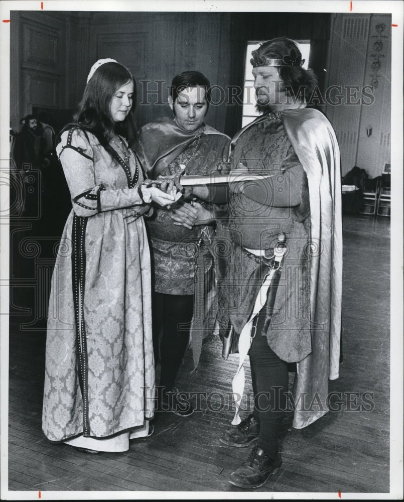 1975 Press Photo Lady Maria of Oxnford admires the sword of Sir Andrew- Historic Images