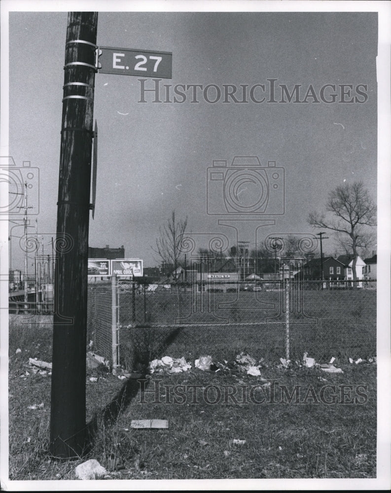 1970 Press Photo The Paper and Rubbish at South Side  E 27 Clair Street- Historic Images