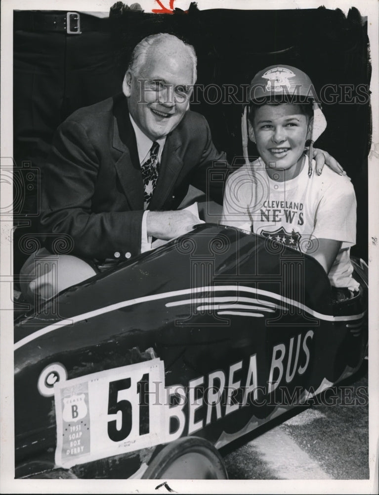 1951 Press Photo Mr. McCahill with Substitute Winning Driver Larry &quot;Bub&quot; Hall- Historic Images