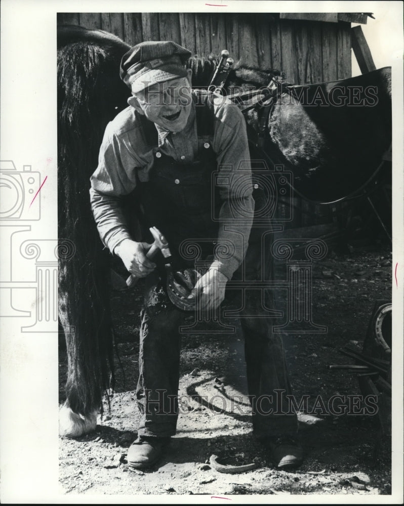 1966 Press Photo Blacksmith Fred Glouser where farmers bring their horse - Historic Images