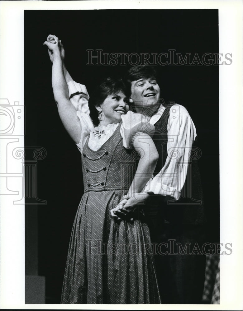 1994 Press Photo Catherine Robinson and Don Hill in Ohio Light Opera Guiditta. - Historic Images