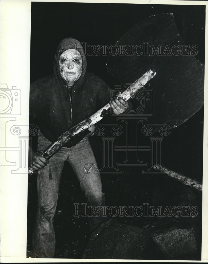 1981 Press Photo At Hinckley&#39;s haunted hollow you wander through a woods,- Historic Images