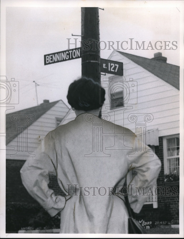 1960 Press Photo Bennington Ave SW intersects East 127th St. Passerby is puzzled- Historic Images