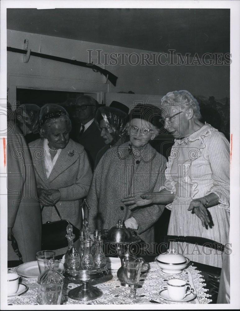 1966 Press Photo Miss Celia Cranz, curator at the Hale Homestead- Historic Images