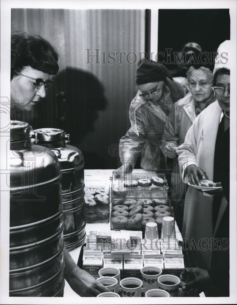 1966 Press Photo The snacks during the Fall Tour- Historic Images