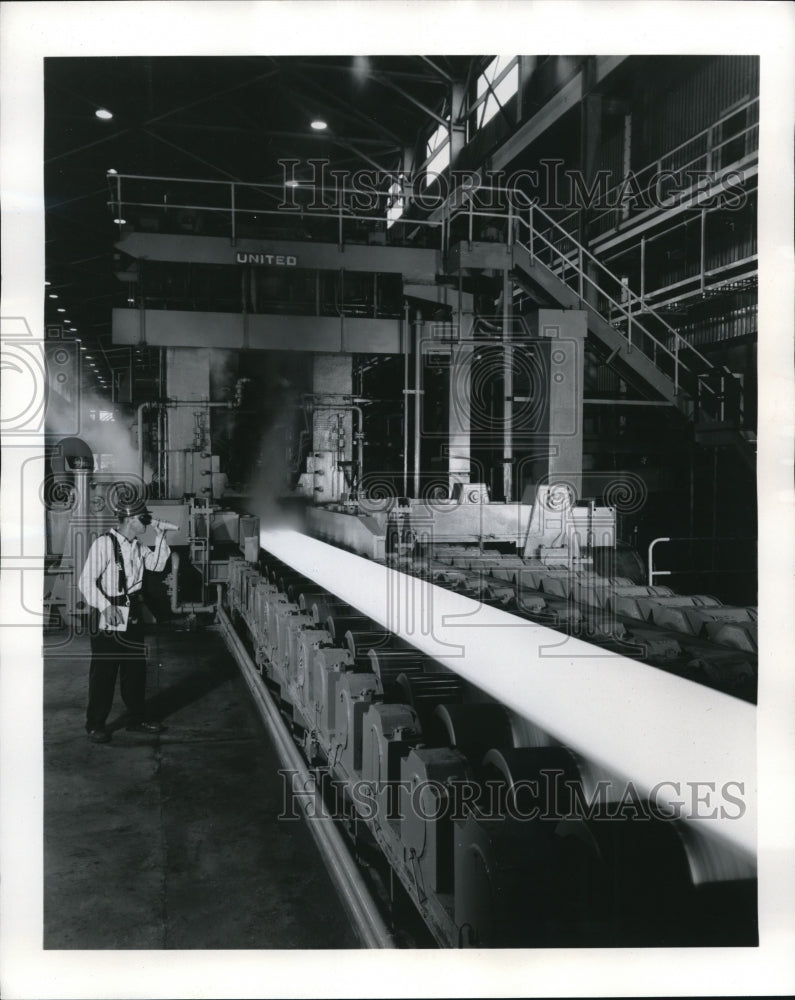 1961 Press Photo Optical Pyrometer used in Checking Temperature of Sheet Steel- Historic Images