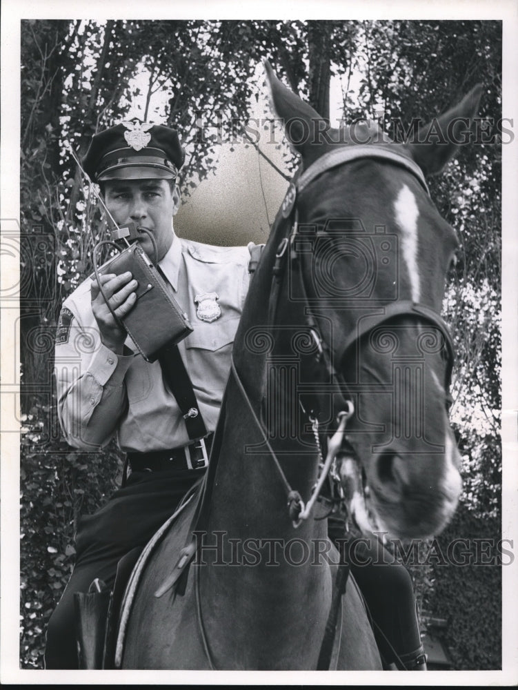 1961 Press Photo The Mounted Patrolman Arthur Hencke with the walkie talkie- Historic Images