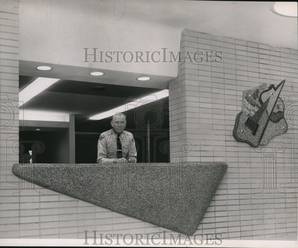 1954 Press Photo Patrolman James Slanka at Complaint desk, Main Entrance- Historic Images