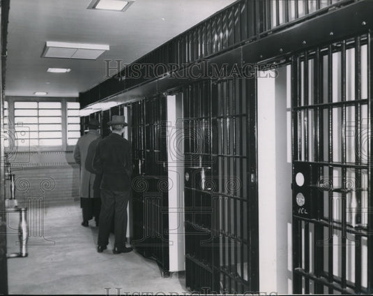 1955 Press Photo Two prisoners given preview of new cells on main floor- Historic Images