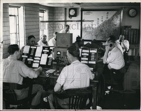 1945 Press Photo Reading counterclockwise at Broadcasters & police working- Historic Images