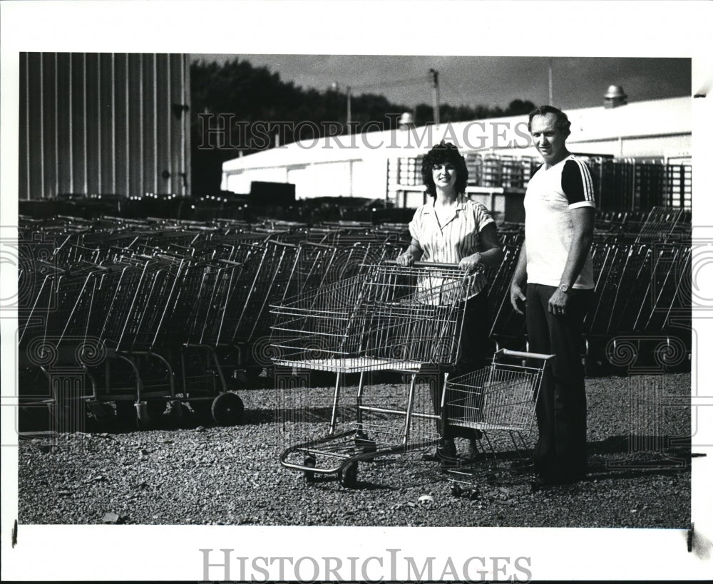 1987 Press Photo Hays Enterprises owners Doris &amp; Jay Hays with shopping carts- Historic Images