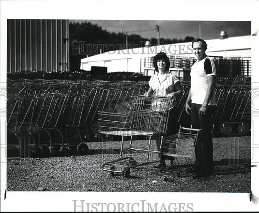 1987 Press Photo Hays Enterprises owners Doris & Jay Hays with shopping carts- Historic Images