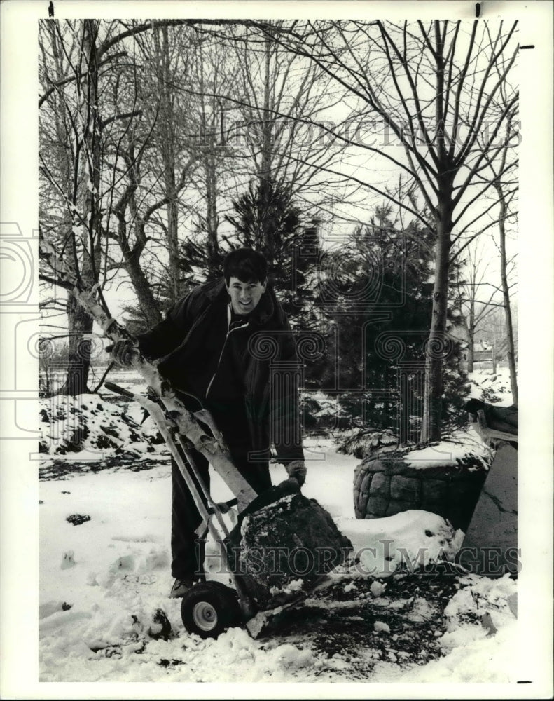 1990 Press Photo John Traxler with container bag on tree- Historic Images