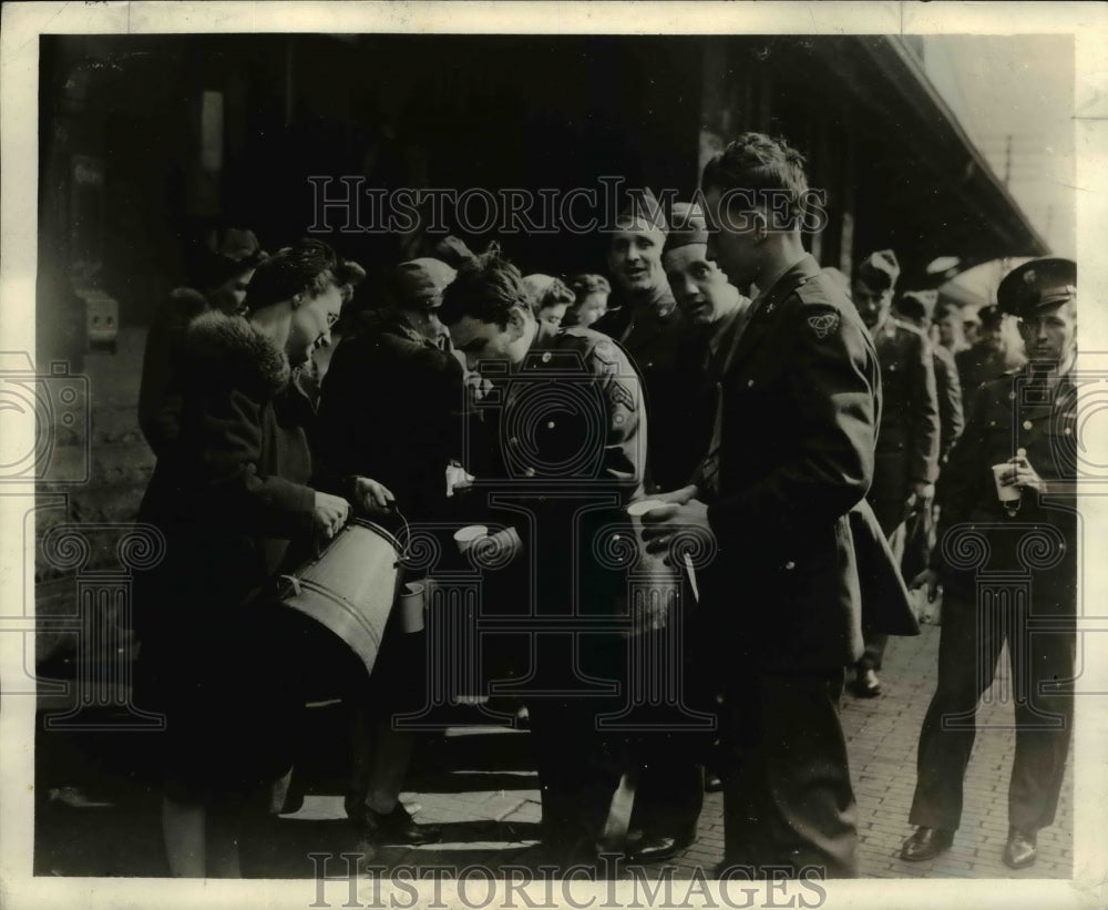 1943 Press Photo Dennison town, the local Salvation Army gone for food &amp; drink- Historic Images