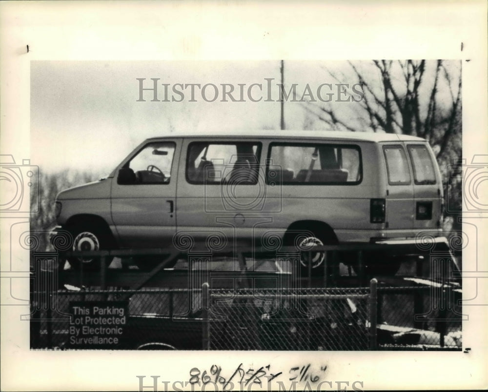 1990 Press Photo Ford Econoline Van.- Historic Images