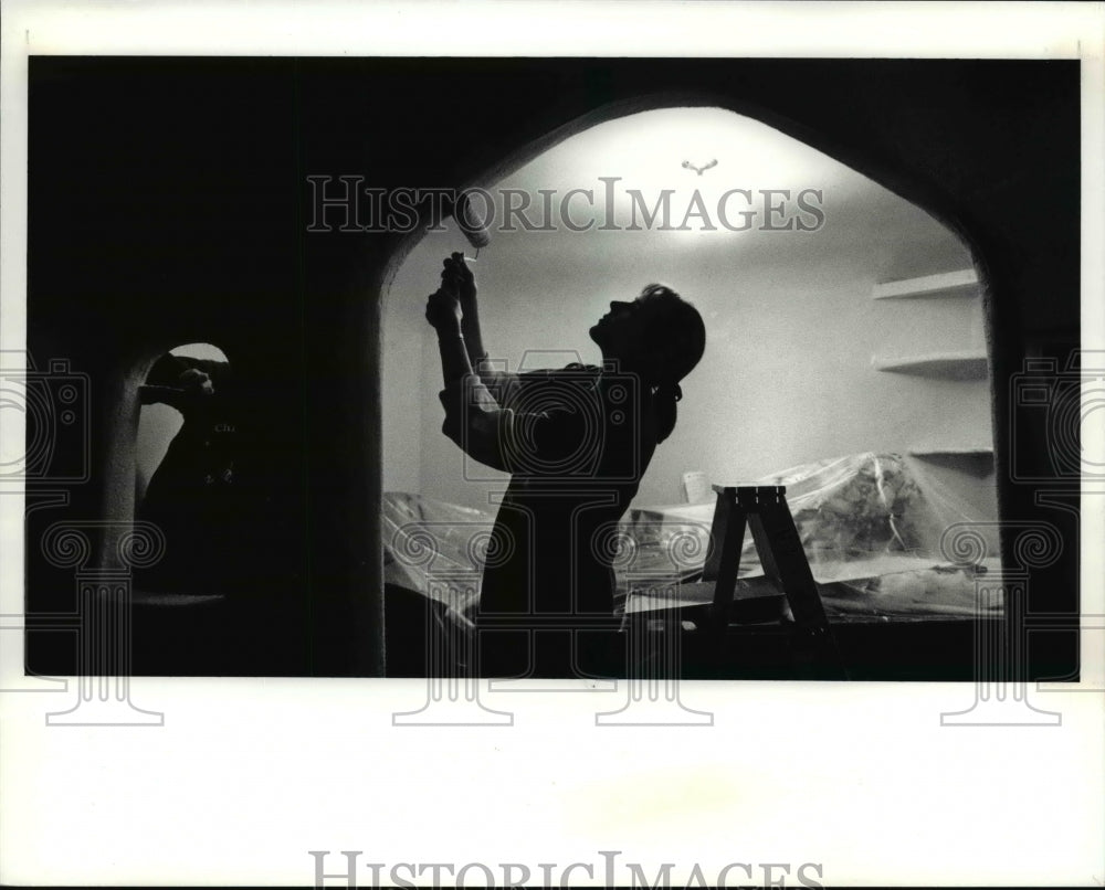 1991 Press Photo Lexie Klein paints entryway into Marie Lentini dining room- Historic Images