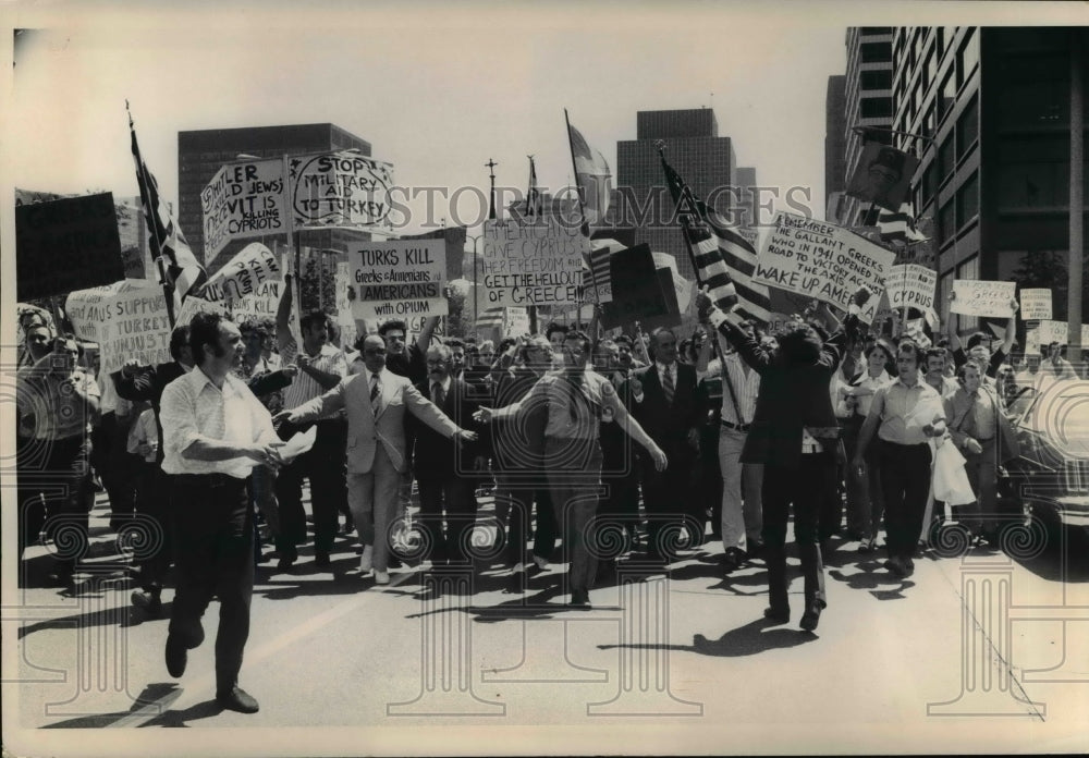 1974 Press Photo Local Greek-Americana marched through downtown Cleveland - Historic Images