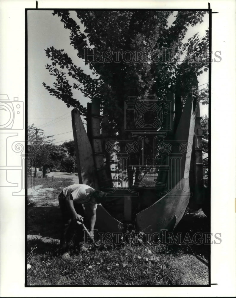 1990 Press Photo Richard Rivera,Tree planting on Madison &amp; W58th St - Historic Images