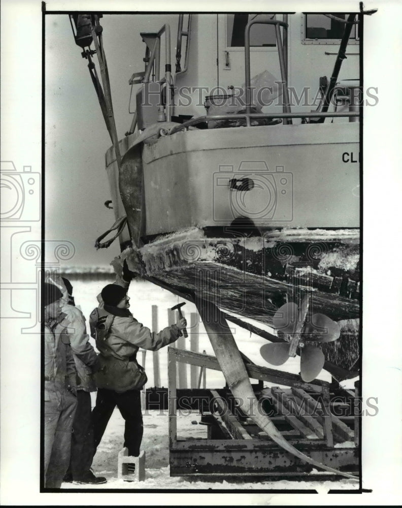 1988 Press Photo The Coast Guard Fireman Patrick Dobrosky with the Rescue Boat- Historic Images