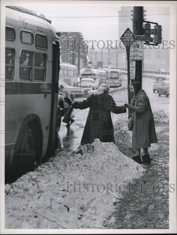 1964 Press Photo Snow at W. 25th Det Eastbound- Historic Images