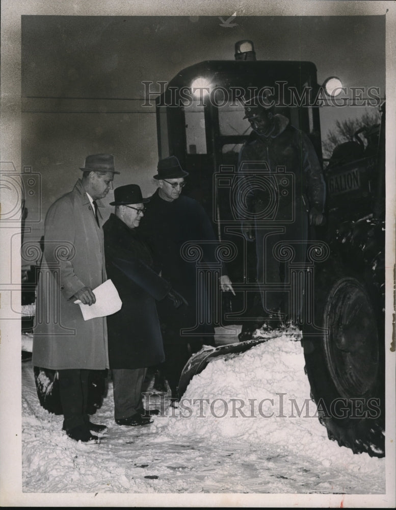 1964 Press Photo City officials get word from Harry Pratt on snow plowing- Historic Images