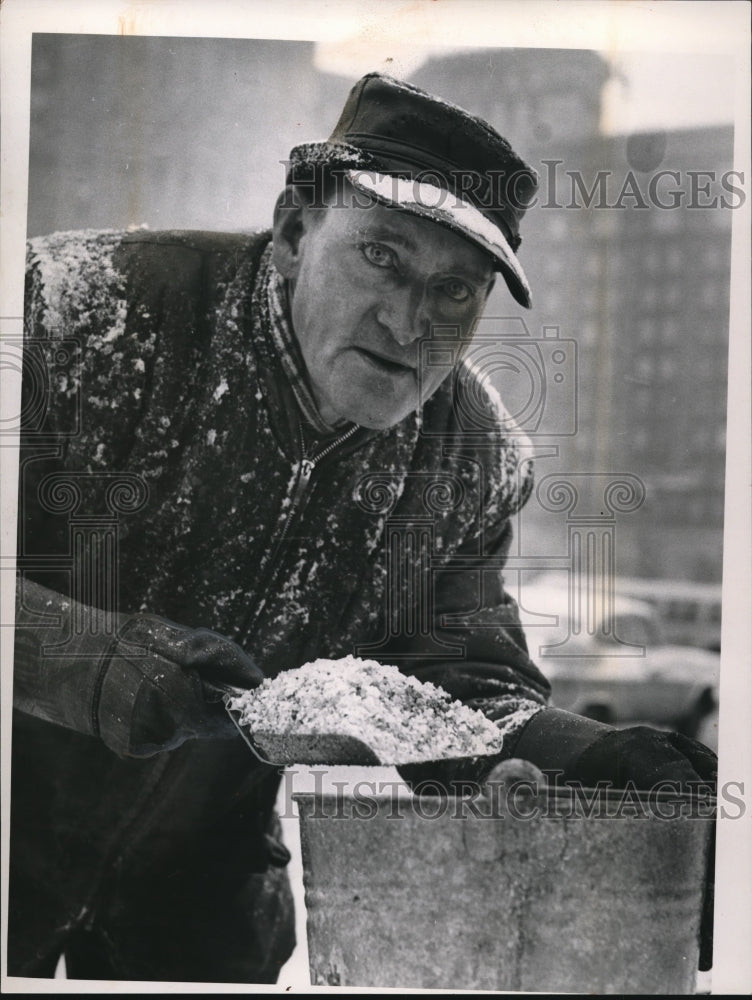 1965 Press Photo City gardener William Kluter spreads salt at Public Square- Historic Images