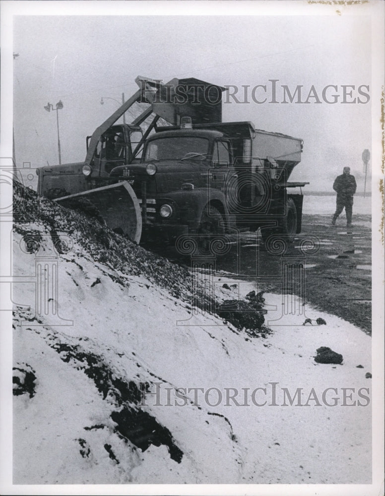 1966 Press Photo Weather Snow- Historic Images