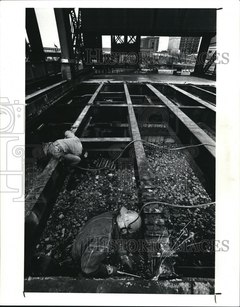 1991 Press Photo Marty Carey &amp; John Toolis working on Center Rd Bridge rehab- Historic Images