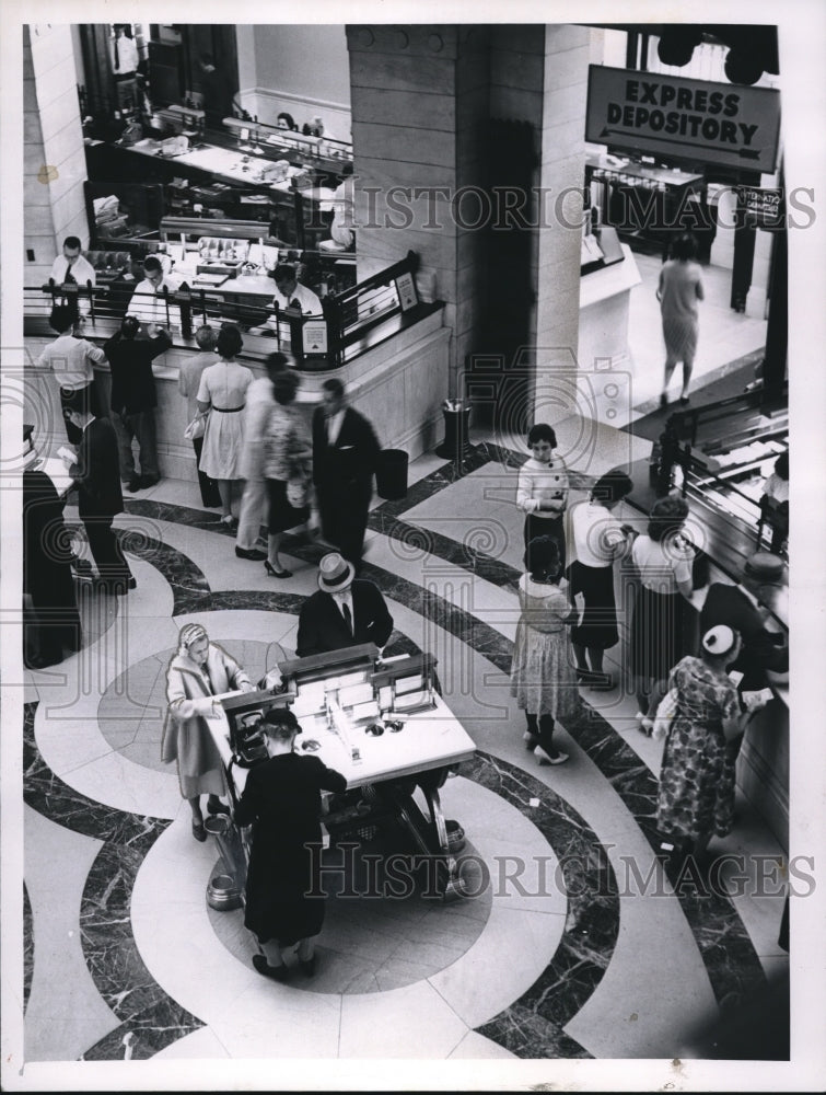 1962 Press Photo Cleveland Trust banking floor E. 9th at Euclid - Historic Images