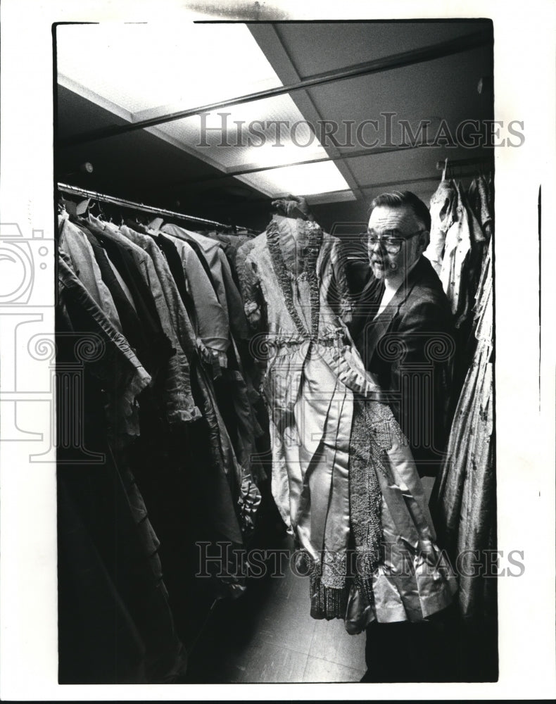 1983 Press Photo Barry Bradley at the WRHS restore old garments for the museum- Historic Images