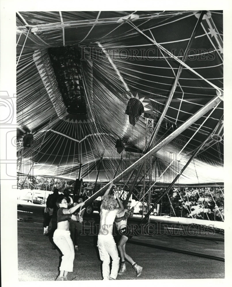 1985 Press Photo The Circus Performers and Crew Members Put Up the Big Tent- Historic Images