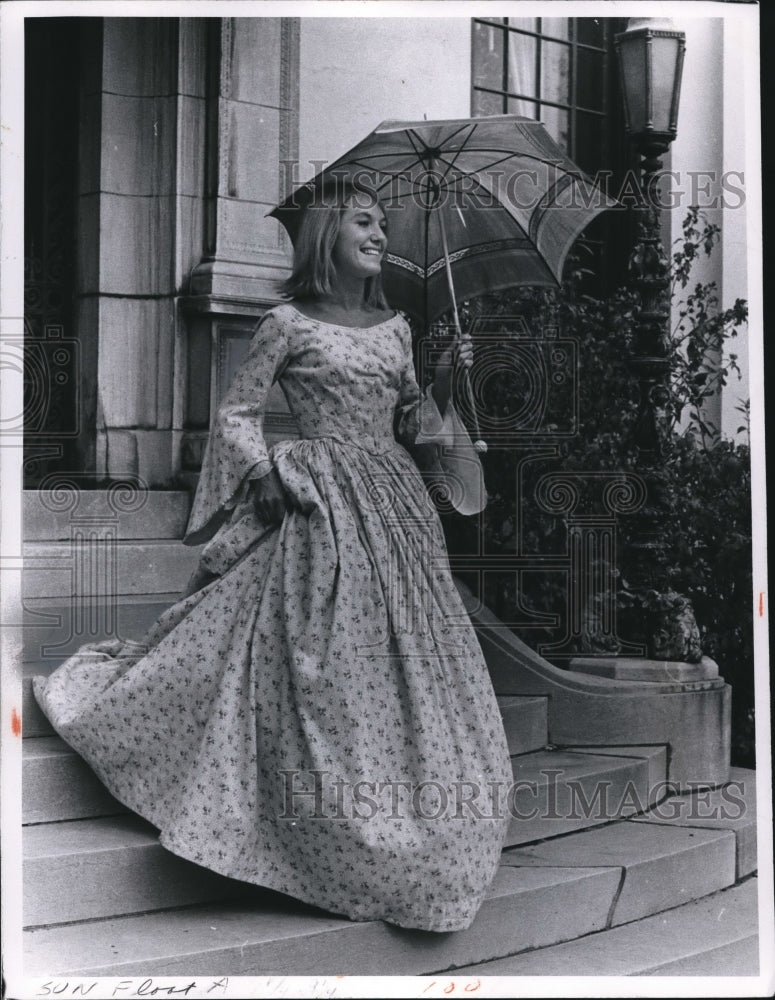 1970 Press Photo Susan Henry Wearing a Rose Printed Challis Dress - Historic Images