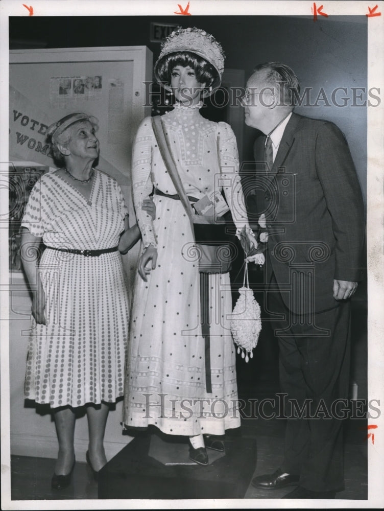 1961 Press Photo Judge Mary Grossman presents the mannequin to Meredith Colket- Historic Images