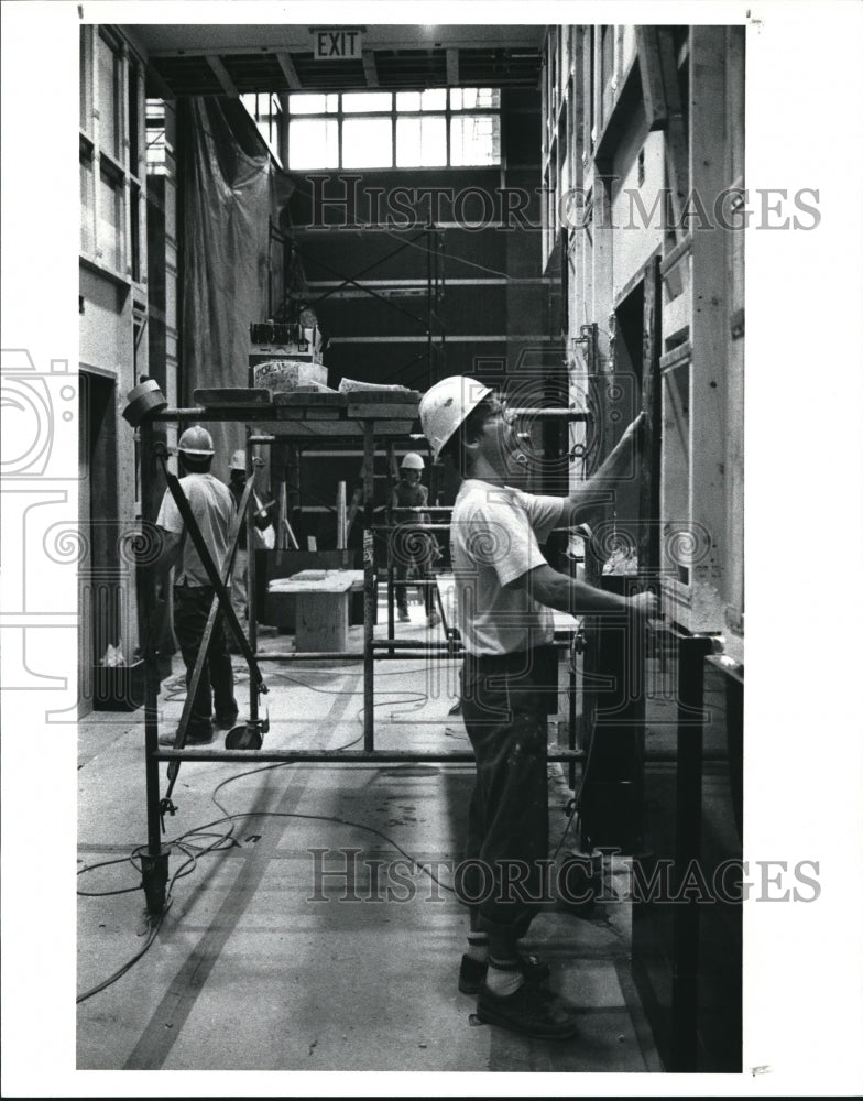 1991 Press Photo Paul Zavagno, stone mason at the new Banc One building- Historic Images