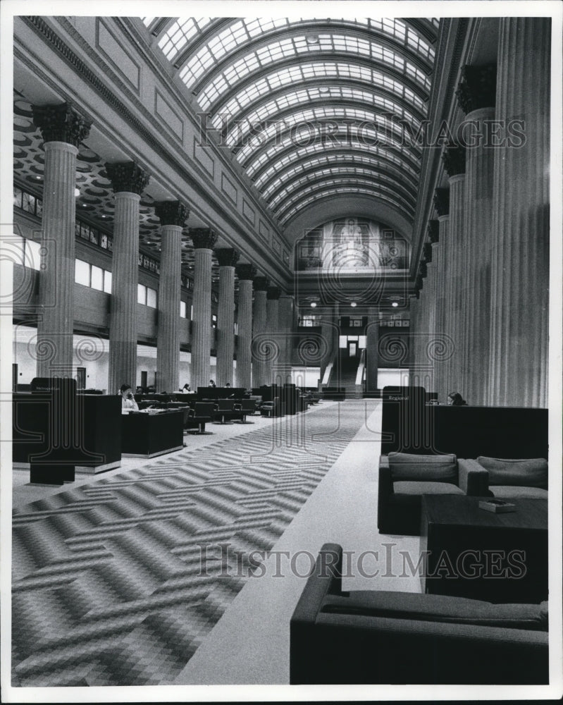 1975 Press Photo Lobby of the Union Commerce Bank.- Historic Images