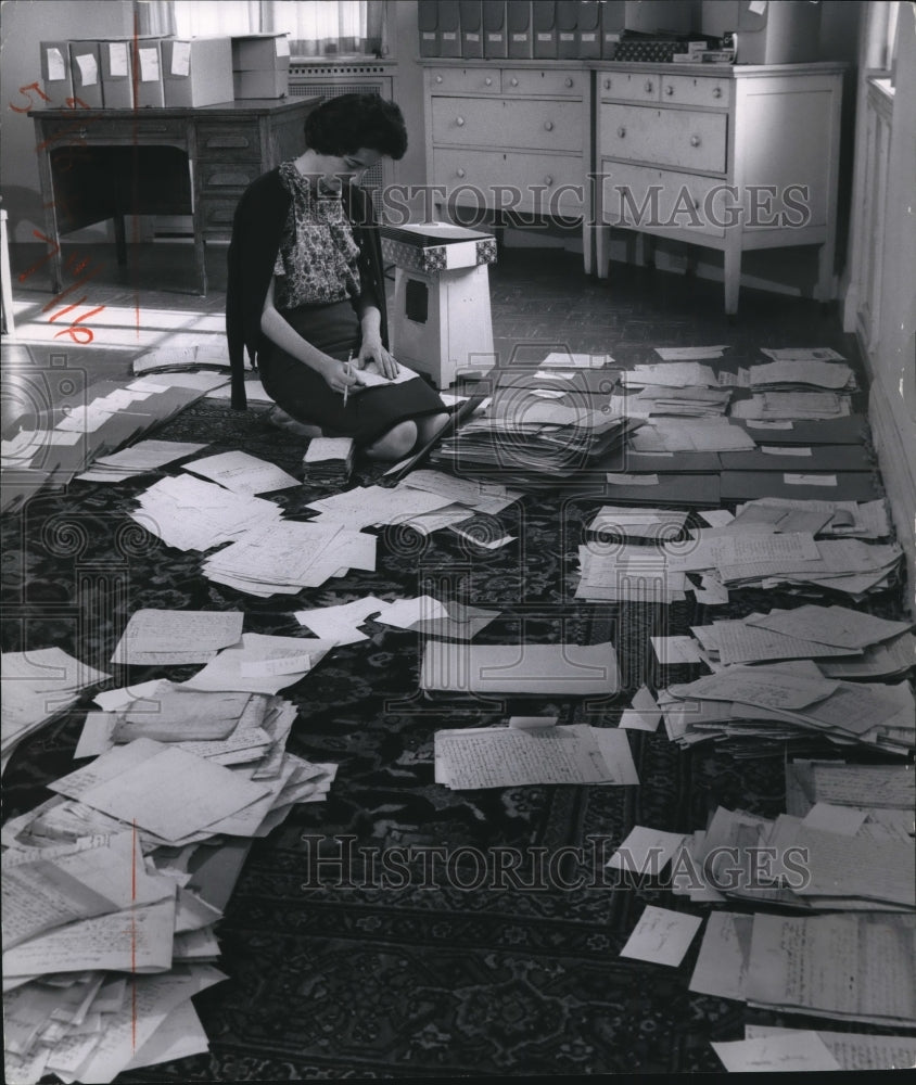 1964 Press Photo Judith Reynolds sort old Harmon papers at  Western Reserve - Historic Images