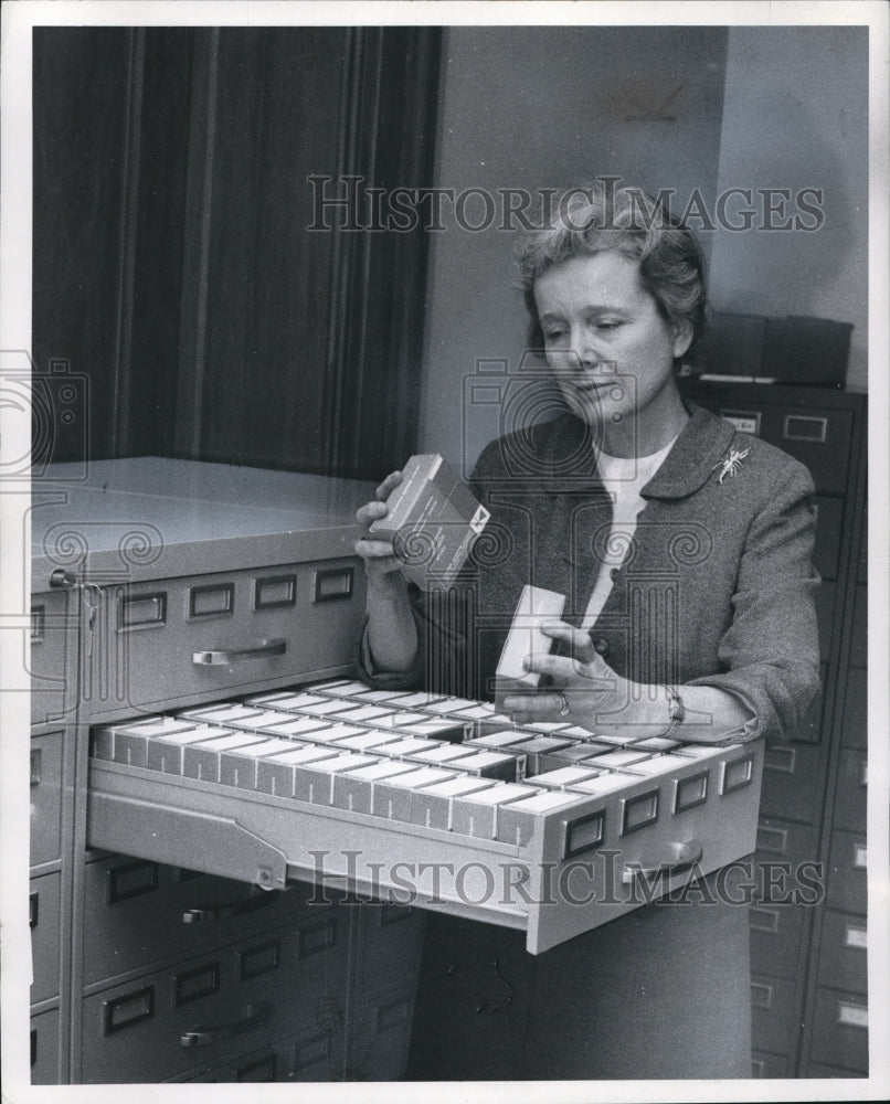 1969 Press Photo Mrs. James R. Stewart, chairman of the library committee - Historic Images